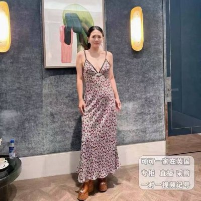 原版Mm 2025新款时尚小碎花花卉泡吊带连衣裙，质地轻薄柔软亲肤 通体渗透工艺处理 满印碎花图案撞色，收腰大摆剪裁设计，彰显品牌调性 色彩清新脱俗线条细腻 细