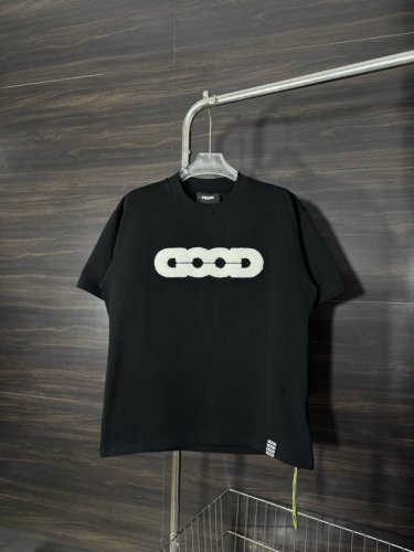 款号：He230 Goodbrand-地球毛巾绣圆领短袖T恤 面料采用280克双股双纱纯棉面料，手感舒适柔软，上身舒适透气，领口采用同缸同色罗纹，不紧绷，不变形