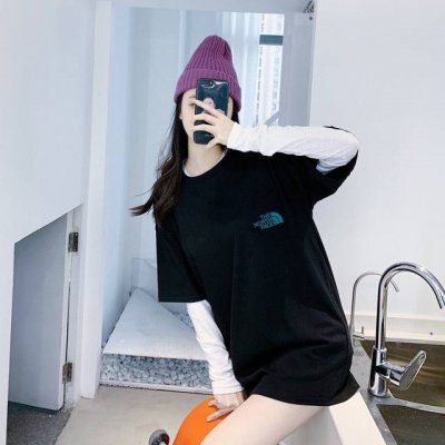 上新！标志Logo，化繁为简！Tnf 北面极简的设计转化为服装语言，就如这件基础短袖T恤，有着极其细腻的面料质感，平淡中无处不透入极简高级质感！ 简单、个性、品