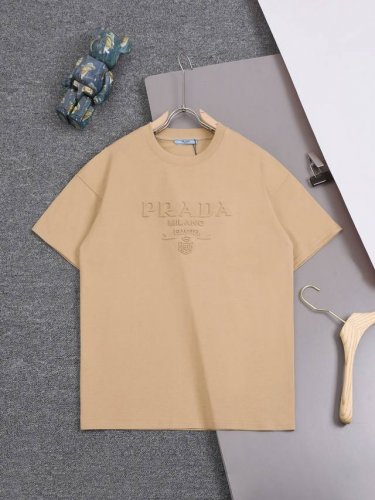 高品质 prada 普拉达3D暗纹压花立体浮雕T桖 25Ss春夏新品 官网同款 p家一直不仅注重外表还着重打造内涵 期许着要用服饰来打造的优雅风 固守本质 普拉