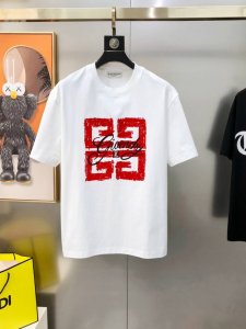 纪梵希 2025春夏新款首发专柜最新款短袖圆领T恤 高端订制 设计前卫时尚！品牌Logo重工艺设计 高端定制丝光云朵棉面料.手感柔软.穿着舒适.专柜级别精致车线