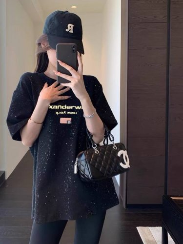 Aw亚力山大王美式星空 一组实拍细节图 起泡印花刺绣 不是普通的短袖 光面料就要4天 精致刺绣国旗 哪有女孩子不爱闪闪的东西呀 我真的爱爆它 闪闪的小精致 好的