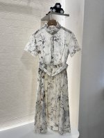 dio*2025新品上架 花边领印花连衣裙 定制Yb进口丝棉材质 质感光泽 垂顺有型 立体木耳花边领连衣裙剪裁 通体满印兰草新中式元素 呼应炎炎夏日的清爽文雅气