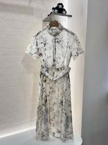 dio*2025新品上架 花边领印花连衣裙 定制Yb进口丝棉材质 质感光泽 垂顺有型 立体木耳花边领连衣裙剪裁 通体满印兰草新中式元素 呼应炎炎夏日的清爽文雅气