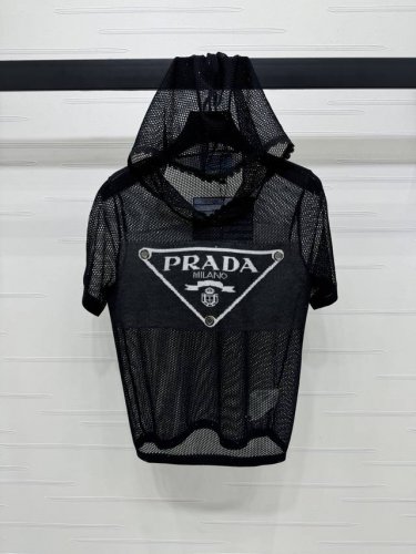 上新原单高端品质 prad* 2025春夏最新系列！镂空连帽针织短袖！定制进口材质 质感有型 舒适透气 连帽短袖设计 整体镂空编织纹理 配合宽松版型 包容修饰身