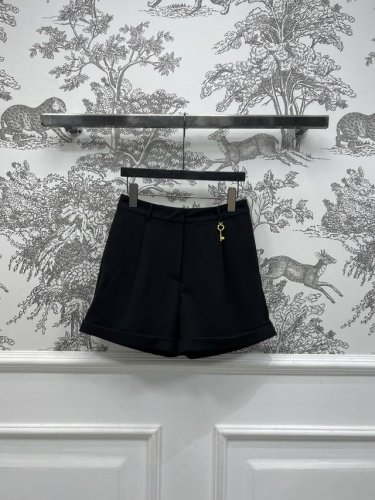 25春夏新款 钥匙装饰卷边短裤 夏日必备显瘦小单品 一秒穿出大长腿 高腰A字裤型 卷边的设计 上身遮胯遮肚显腿长 绝对是胖瘦都能驾驭的短裤 定制的五金钥匙搭配