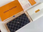 150 lv 黑格纽扣长款钱夹 这款Monogram钱夹的外形犹如手包 也可当手包用，气质轻松拿捏 构造精巧，设有多个隔层 用以放置纸钞、卡片和证件等，整齐有序