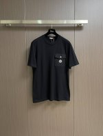 moncler 标识口袋短袖T恤，定制水韵摩尔平纹织锦 纯黑基调 奠定百搭基调 胸前口袋成为视觉焦点标志性Moncler标识绣标点缀其上 恰似点睛之笔 增添品牌