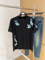 lv25Ss春夏 新品 定制蚕丝面料丝滑透气！时尚经典圆领短袖时尚单品设计，更加时尚舒适，高标准定制，上身非常有型，胸前品牌经典Logo 图案 客供辅料，客供进