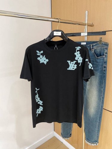 lv25Ss春夏 新品 定制蚕丝面料丝滑透气！时尚经典圆领短袖时尚单品设计，更加时尚舒适，高标准定制，上身非常有型，胸前品牌经典Logo 图案 客供辅料，客供进