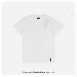 fendi 芬迪 24Ss 胸口Ff勋章刺绣短袖 定染海军蓝米兰新棉华绸面料 采用进口机刺绣工艺 精度高 线条流畅而细腻 下摆位置均由人工定位手缝而成 可以确保