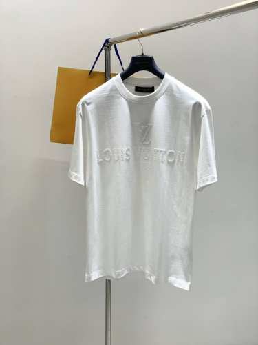 louisvuitton 路易威登，2025夏季最新款，专柜同步有售，原单狠货，时尚休闲圆领短袖T恤，上身很有特点！吸睛而有亮点，进口原版面料，顶级贴钻工艺字母