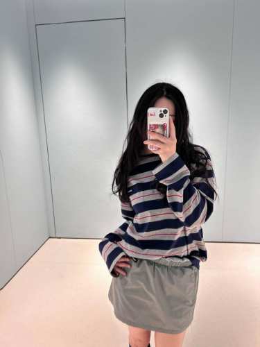 Miumi* 25Ss春夏新款 微标条纹宽松长袖T恤丨独家Yb开发！高版出品！全棉材质 透气舒适 质感十足 宽松长袖上衣裁剪 上身呈现休闲慵懒的穿搭格调 通体蓝