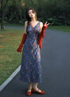 爆款来袭 法式碎花度假气质无袖V领连衣裙 V领设计巧妙修饰颈部线条，增添几分优雅气质。整体风格清新甜美，散发着浪漫气息，是日常出街吸睛又舒适的单品。
