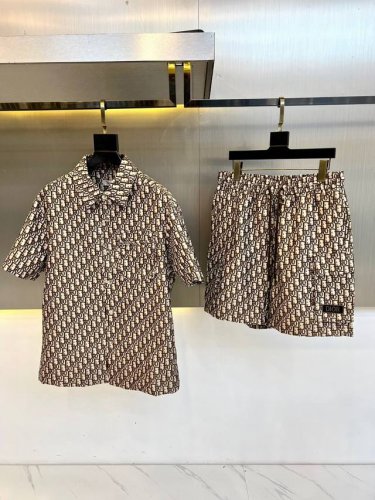 Dior迪奥、25新品斜纹布纽扣开合舒适短袖衬衫+短裤套装。饰有标志性的蓝色Dioroblique图案。单品采用真丝斜纹布制成，下摆饰有对比鲜明的“Christ