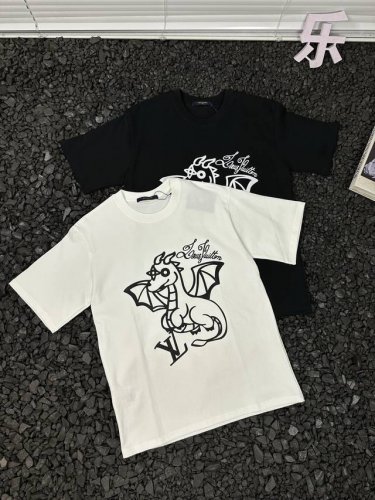 路易威登Louis Vuitton胸前卡通小龙印花图案Logo套头重磅圆领纯色休闲情侣款户外运动透气短袖T恤 男女同款 纯净的纯色衣身之上，灵动的卡通小龙环绕标