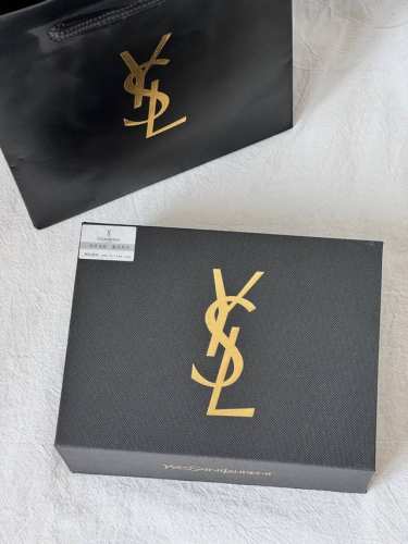 配打包箱 #一份礼盒，三重欲望，不只是梳妆台上的巴黎艺术，更是暗藏心意的终极浪漫，以金箔为笔，为魅力加冕，臻享高定礼盒，集结明星奢品# Ysl小金条四支装口红礼