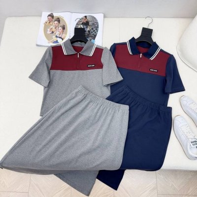 超赞一套搭配 Miu 25Ss 春夏最新款减龄穿搭套装 拼接撞色设计小短款翻领上衣+长款半裙 就是巨巨时髦的一套 不要太好穿 上身分分钟变长腿姑娘 带点休闲运动