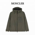 moncler 蒙口胸前字母印花轻薄外套 贸易渠道稀出，海外精品限量销售。户外风衣产品的典范，全身暗纹的商标彰显品牌辨识度。这款夹克兼备温暖且轻盈的特质。 最新