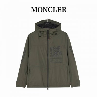 moncler 蒙口胸前字母印花轻薄外套 贸易渠道稀出，海外精品限量销售。户外风衣产品的典范，全身暗纹的商标彰显品牌辨识度。这款夹克兼备温暖且轻盈的特质。 最新