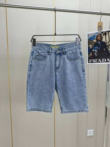 芬迪。2025春夏最新推出男士牛仔短裤新品！重工水洗牛仔面料，定制面料和一般牛仔布料比起来，更加柔软舒适！超重工洗水工艺 双工艺洗水 整条裤子，手感舒适，细腻程