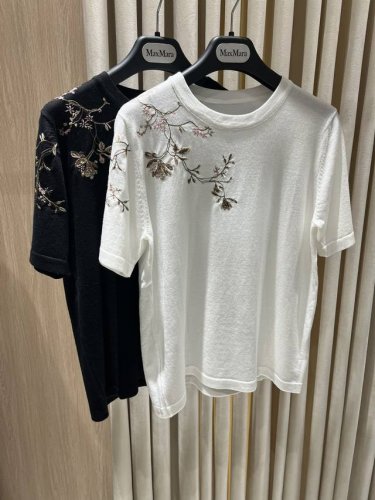 Dio 天丝羊毛刺绣T恤Tencel Wool Embroidered T-Shirt 简约而不失精致的设计 这款 T 恤选用柔软亲肤的天丝羊毛混纺材质 轻薄透