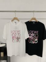 Ss新款Loewe 罗意威 年限定彩绘款男女同款短袖T恤， 面料用32支260克精梳全棉面料，胸前彩绘Logo采用进口胶印和Loewe厚版印花，做到不开裂 不变