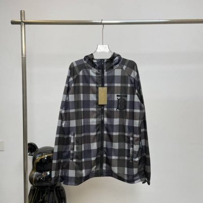 burberry 24Ss格子 防晒服，几乎和原版一摸一样！真正做到进出专柜无压力的衣服！照片很难拍出质感！实物好到爆！弹力扣，细节都和原版一摸一样！ 整件衣服