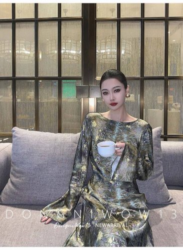 潦草 油画长裙 I'm Still In建筑物里印花斜裁连衣裙 身着这件华服于静谧处绽放优雅 每一处花纹 皆是时光沉淀的诗意在岁月里自成风景Smlxl