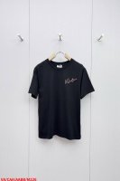 M226 Vavalentio华伦天奴2025春夏新款短袖T恤衫 胸前Logo压绒设计 简单时尚而年轻 百搭风格 上身感很年轻优雅 永远不会过时 各大柜台同步上