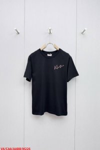 M226 Vavalentio华伦天奴2025春夏新款短袖T恤衫 胸前Logo压绒设计 简单时尚而年轻 百搭风格 上身感很年轻优雅 永远不会过时 各大柜台同步上