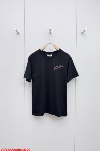 M226 Vavalentio华伦天奴2025春夏新款短袖T恤衫 胸前Logo压绒设计 简单时尚而年轻 百搭风格 上身感很年轻优雅 永远不会过时 各大柜台同步上