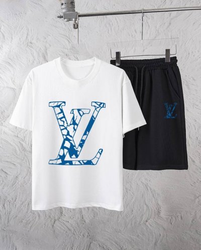 路易威登 独家专供新款潮男时尚圆领短袖短裤套装 潮流时尚休闲短袖套装 透气舒适度高 细节无可挑剔 品牌元素设计理念 体现高品质 呈现休闲裁剪 上身版型超赞 材质