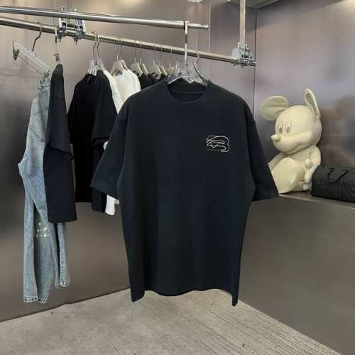 P170。巴黎家2025Ss新款 个性款圆领短袖Tee 实物很棒男女同款宽松版 面料:350G。 版型：落肩宽松。尺码 S M L Xl Xxl 五个码 颜色:
