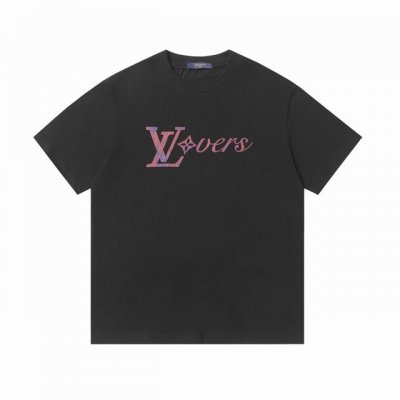 上新 高版本 Louis Vuitton 路易威登 紫金字母印花短袖 这款重磅260G精致的黑色 T 恤采棉制成，是本系列彩虹色的启发，胸前印有 Lv Vers
