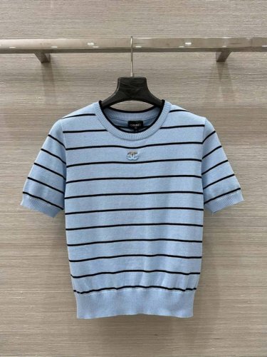 独家首发 爆款推荐 25S新品 Coco女孩马卡龙蓝色条纹短袖上衣 进口纱线质感超赞 定制金属扣进口纱线质感超赞 定制金属扣 双面纽扣设计可变成一字肩 小短款版
