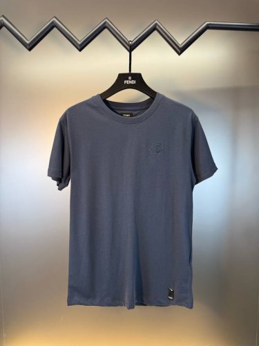 对标专柜★过验版本★Fendi芬迪Ss25春夏新款 Club徽章短袖 定染米兰新棉华绸 细腻柔软 舒适贴肤 深邃之蓝 白 静谧雅致 以胸前醒目的Fendi Cl
