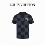 本地自取200 louis Vuitton/路易威登 菲董镶钻Logo棋盘格针织短袖 聚焦 Damier 提花图案，再借胸前 Lv 仿水晶刺绣贴饰展露考究笔触，