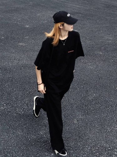 上新！ 高品质！巴黎世家 Balenciaga情侣款粉字母短袖T！宽松版型！ 采用230克精梳凯迪纯棉爽滑面料！突出精致！质感无敌！百搭黑色！ 依然顶级工艺！过