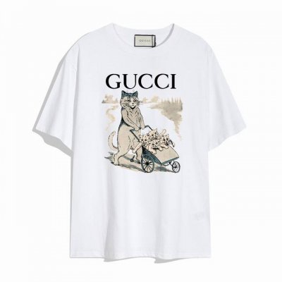Gucci 猫系列短袖T恤,简单的设计看起来特别大方 版型剪裁特别有讲究 上身很洋气显瘦内搭外穿都看高密针织圆领设计 平整简约 亲肤透爽 T恤面料的柔软性舒适性