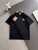 burberry巴宝莉* 2025春夏款上新 原高版本 巴宝莉 战马 面料采用280克高密度纯棉 不变形 不缩水 工艺介绍：双线走位 前后幅采用特殊绣花 绣出战