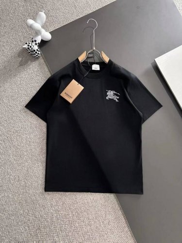 burberry巴宝莉* 2025春夏款上新 原高版本 巴宝莉 战马 面料采用280克高密度纯棉 不变形 不缩水 工艺介绍：双线走位 前后幅采用特殊绣花 绣出战