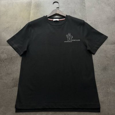 爆款推荐 Moncler蒙口2025新款纯色徽标圆领短袖T恤 原版面料高版本高品质 网红明星同款 20S麻棉单面 %棉210克重洗水 经典标识压胶工艺 手感非常