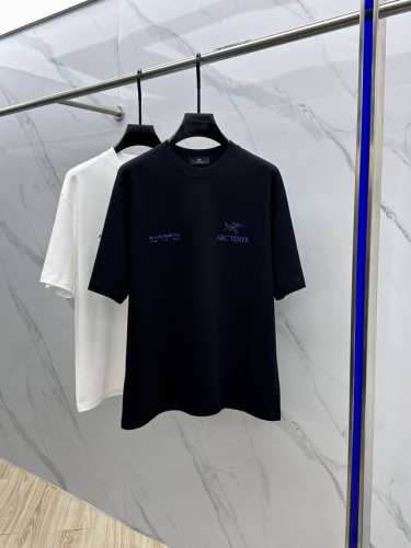 Arc*始祖鸟 2025Fw春夏新品圆领打底外穿T恤，立体感Logo微廓形半袖纯棉打底，手感面糯有骨感，柔而有韧性。工艺处理，韧性和抗皱性能得到大幅度提高。微廓