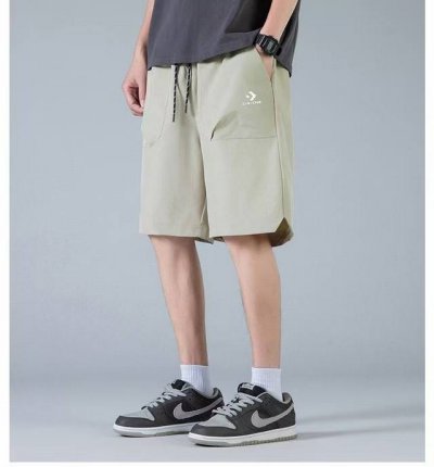 上新 Converse 匡威夏季宽松运动休闲直筒短裤。 采用高级混纺冰棉面料，触感柔和、垂感强，有厚度，穿着体验感好，舒适透气不塌不闷热不卡裆，上身效果极佳非常