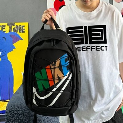 高版本 nike耐克彩虹抽绳系列双肩包单肩包学生书包男女情侣百搭款 包包前面经典的抽绳装饰设计非常的个性好看 容量大内置电脑夹层 包包设计厚实背包垫 上身非常的