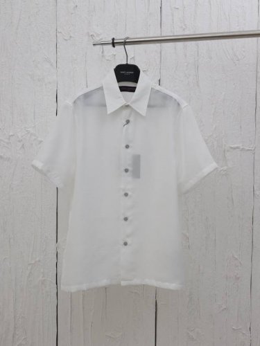 LV* 路易25Ss满印提花桑蚕丝短袖衬衫 取材莹泽桑蚕丝，以 Damier 提花和 Marque L.Vuitton DéposéE 标识烘托丰盈肌理，再借珠