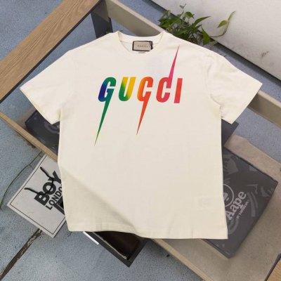 高版本 2025新款Gucci古驰渐变闪电字母图案Logo印花休闲情侣短袖T恤，独一无二的活性环保面料染色，32支双纱精梳纯棉爽滑手感，纯棉不起球不起毛，面料采