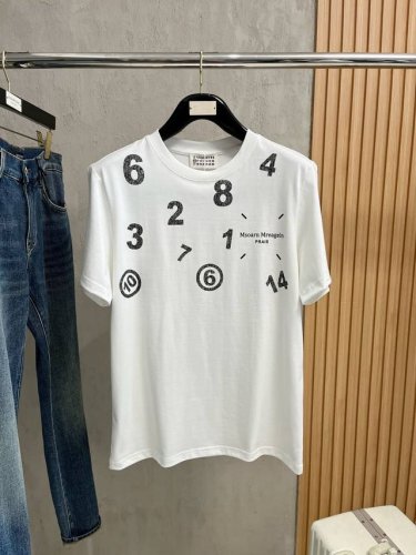 马吉拉 2025春夏新款 字母Logo圆领短袖T恤，春夏休闲穿搭必不可少，原版纯棉面料。完完全全体现在高级审美的做工上，做工更是精致大气，Z立体感超强，非常惊艳