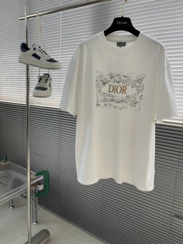 Dio 25春夏新款字母刺绣Logo短袖 不仅拥有高品质的面料和精湛的做工，更具有独特的设计感，无论是日常穿着还是时尚搭配，都能展现出您不俗的品味和时尚态度。作